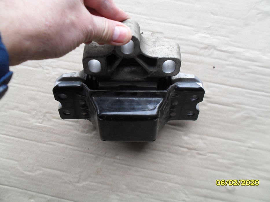 Опора коробки передач VOLKSWAGEN PASSAT B7 2.0 TDI.