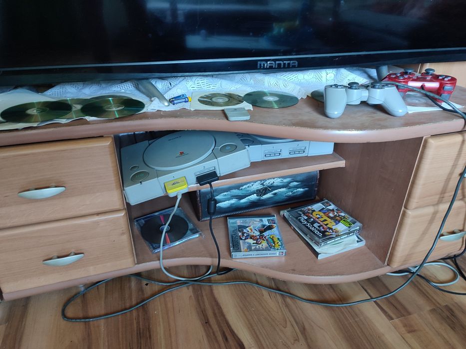Zestaw PlayStation 1 2szt z grami Crash Medievil padami wartoo