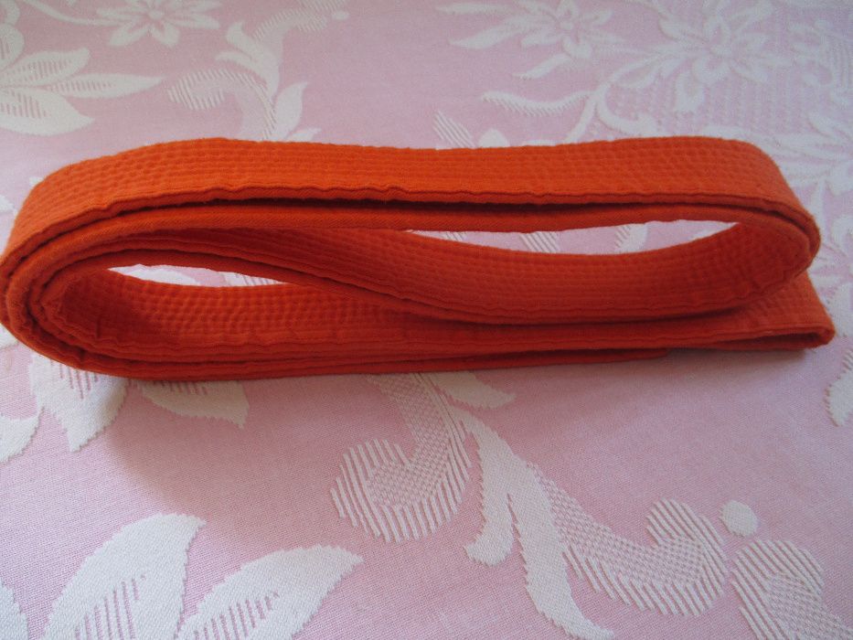 Cinturão Laranja/Amarelo/Branco de Artes Marciais