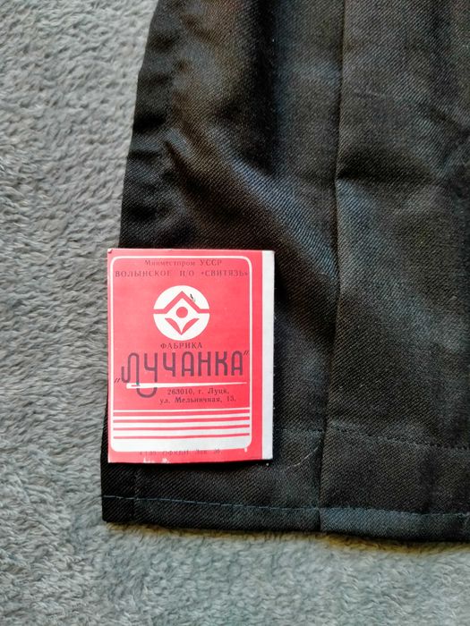 Фартук школьный черного цвета.