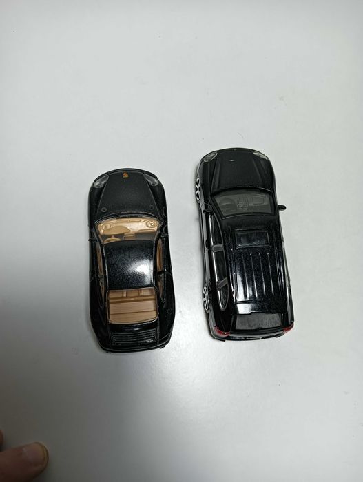 2 modele Porsche 1/43 Bburago Cayenne Turbo i 911 Carrera