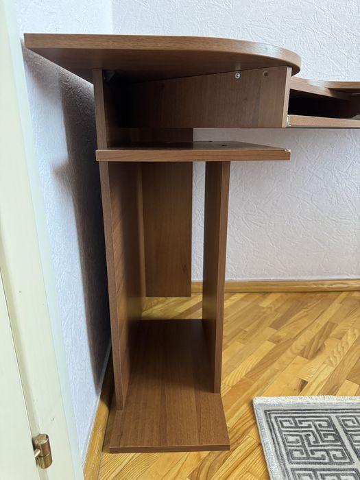 Кутовий комп’ютерний стіл