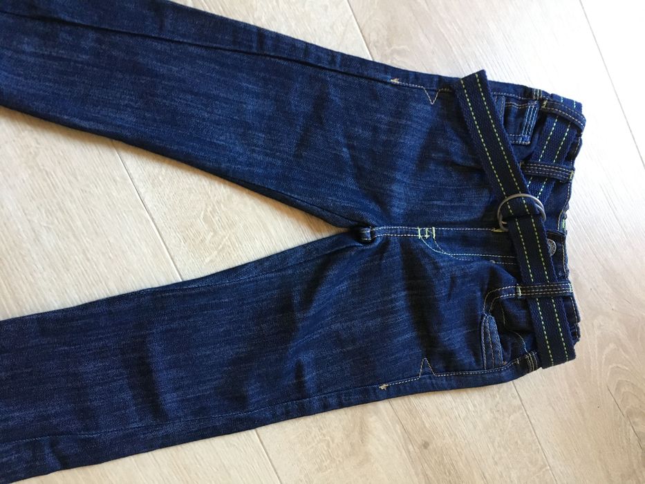 Super modne spodnie dżinsy z paskiem i przeszyciami logowane r. 98 cm