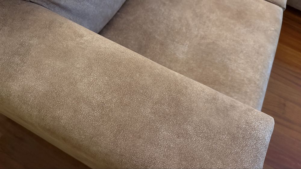 Sofá com chaise + puff