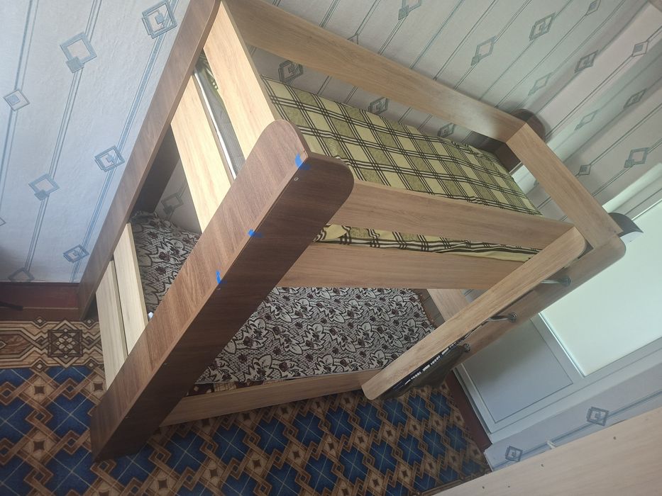 Двохярусне ліжко