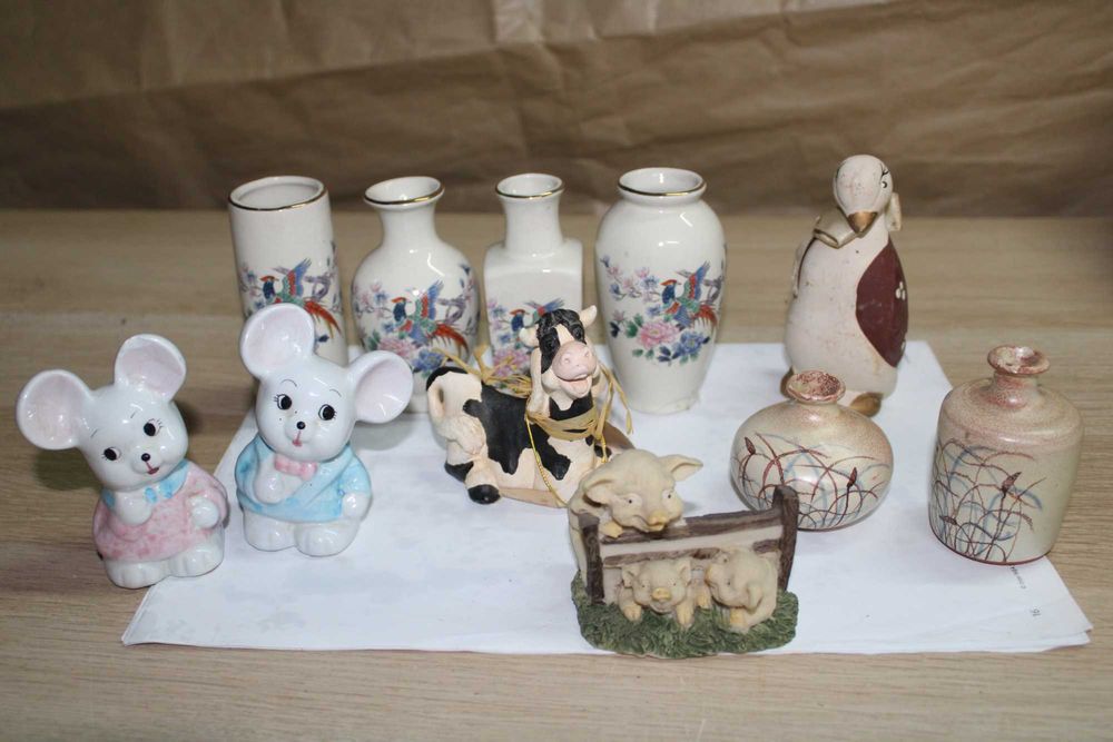 Várias miniaturas em loiça