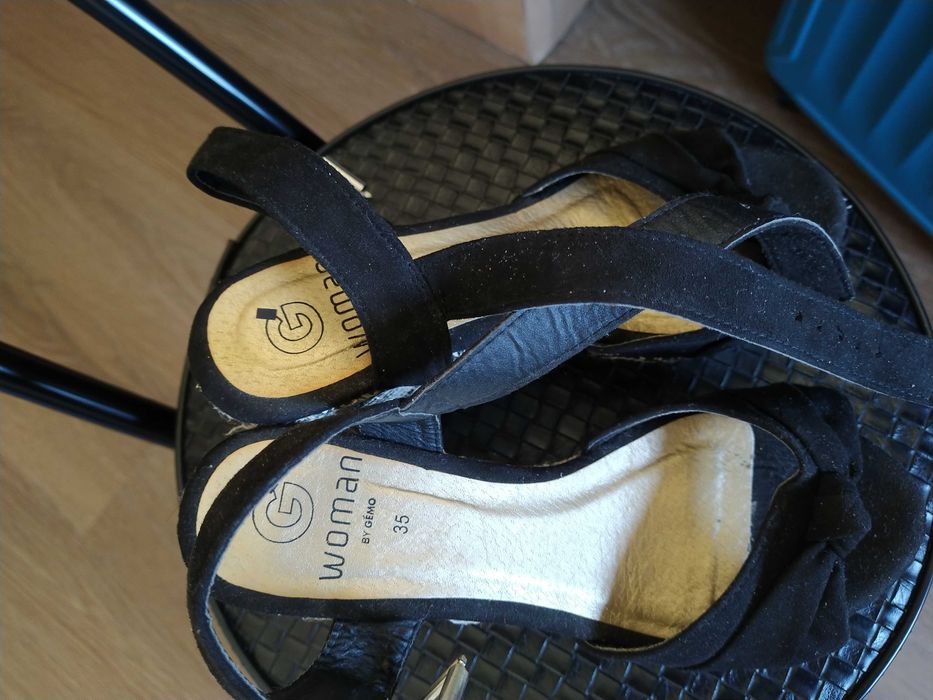 Sandálias pretas bonitas com cunha