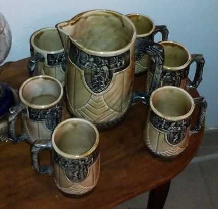 Antigo conjunto jarro e canecas em faiança vidrada portuguesa