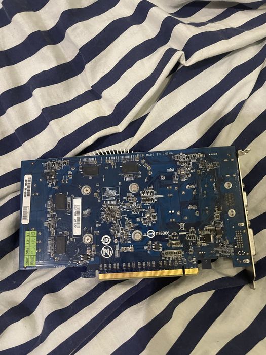 2x Karta Graficzna PCI-E Radeon HD 6670 Gigabyte + HD 6450 2GB DDR3