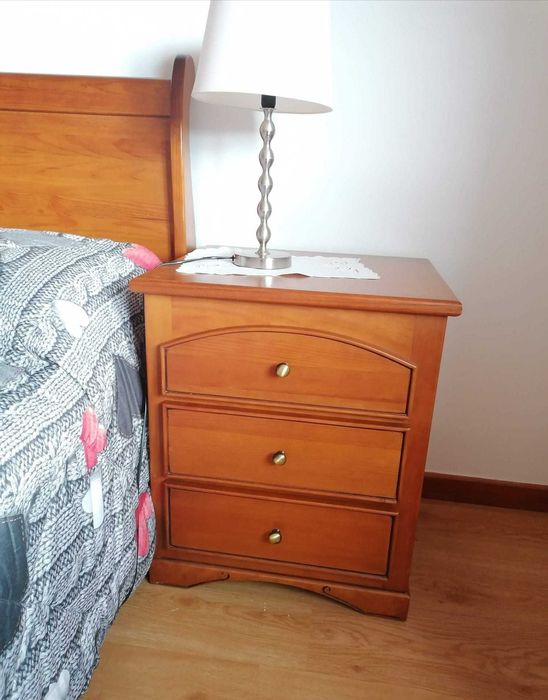Cama de casal em madeira maciça + 2 mesinhas + estrado