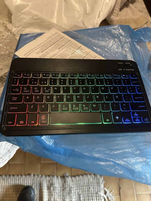 teclado universal de 10 polegadas , conecta via bluetooth .
