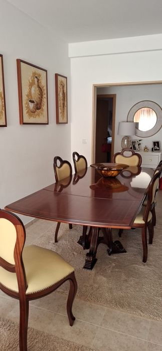 Mesa de sala extensível em mogno maciço mais seis cadeiras