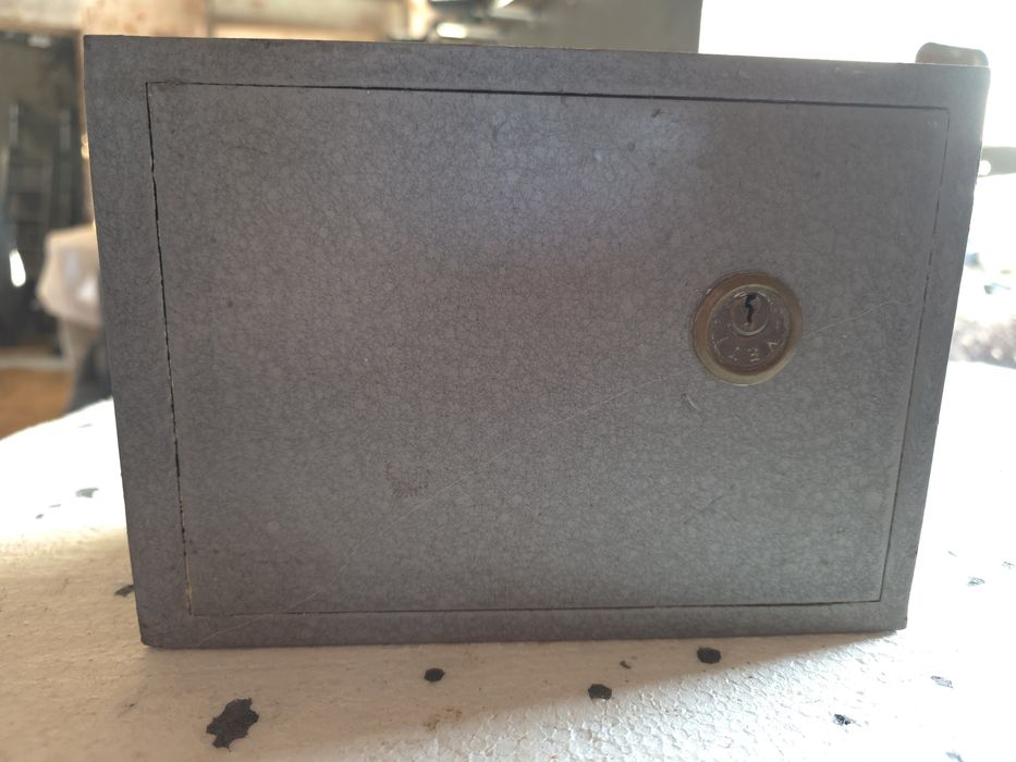 Sejf do montazu w scianie szary
