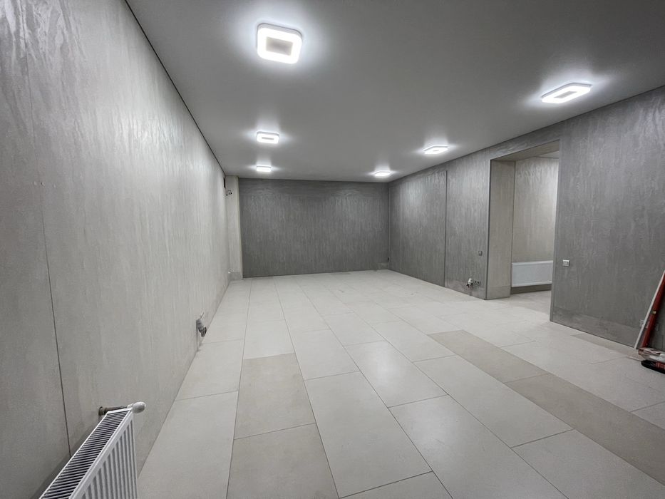 Під шоурум або магазин