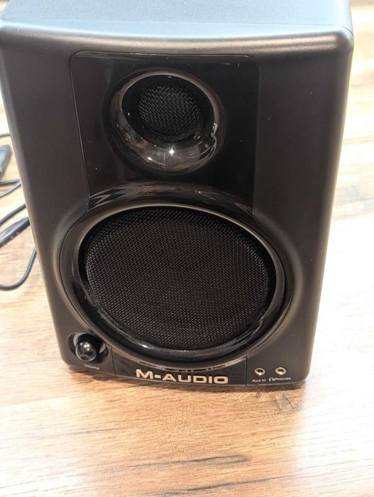 Часть от системы активных мониторов M-AUDIO STUDIOPHIL AV40 активная