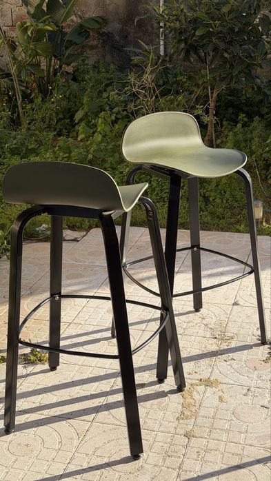 Bancos altos de bar novos