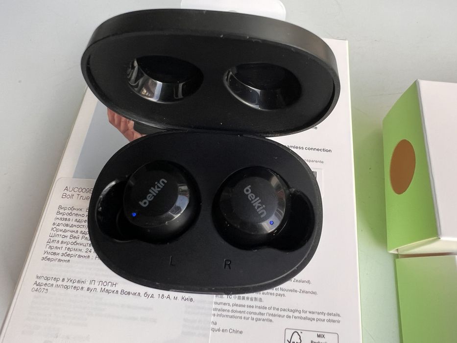 Навушники Belkin. Механічний годинник IK Colouring