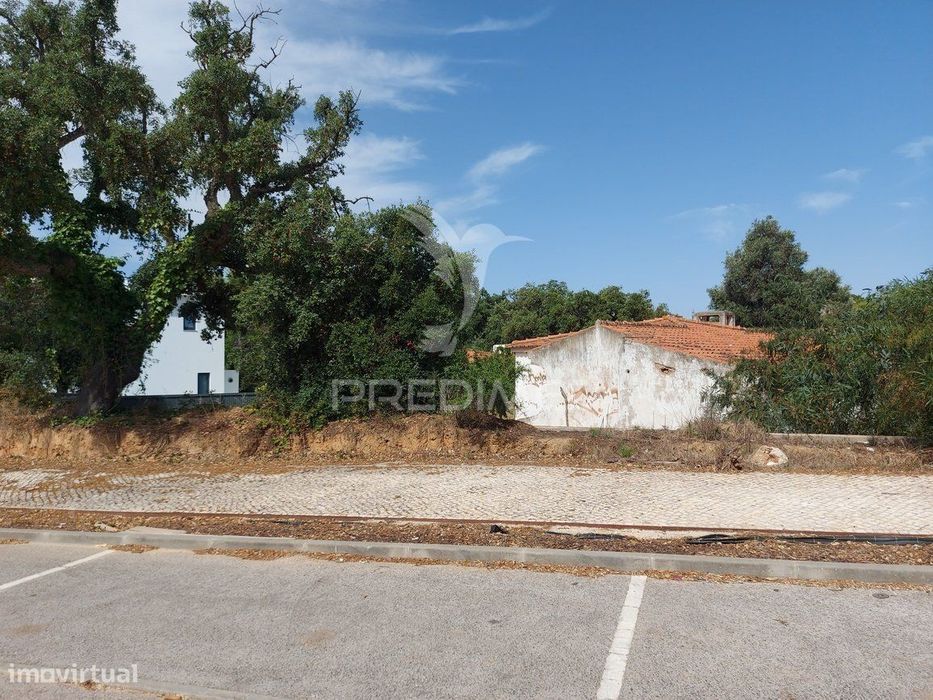 Moradia T3 térrea, terreno 950m2, com piscina em Vale Navio