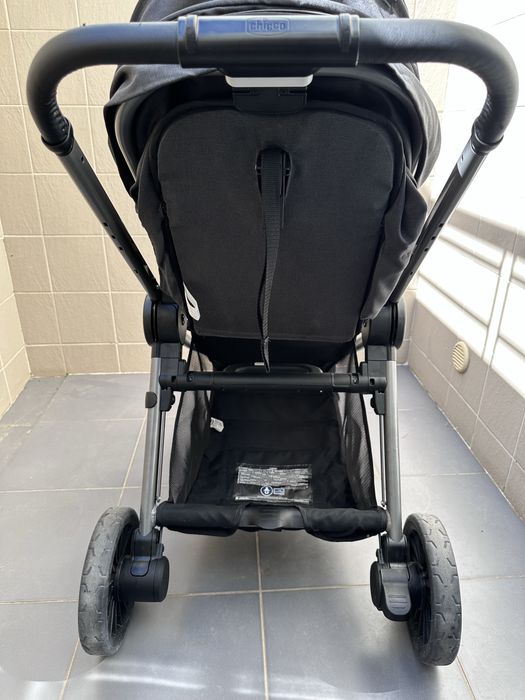 Duo Chicco carrinho de passeio, ovo e sistema de ISOFIX