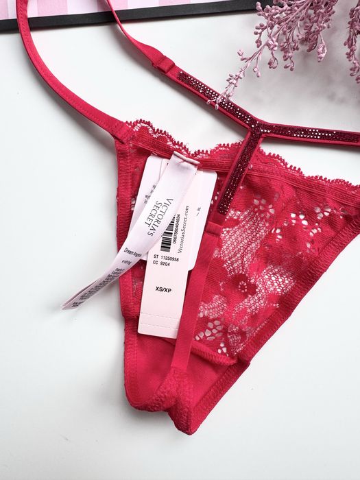 Czerwne stringi z kryształkami Victoria’s Secret
