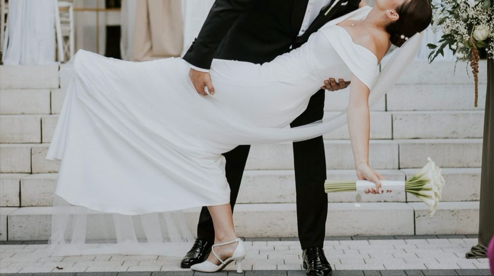 Elegancka, gladka suknia ślubna Avenue22 stan idealny