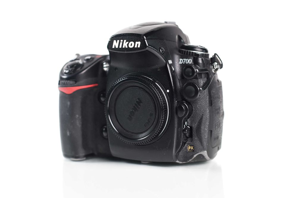 NIKON d700 PEŁNA KLATKA + 2 baterie + ładowarka + karta 16GB + pasek
