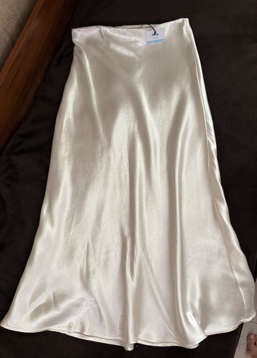 Спідниця в білизняному стилі довжини міді