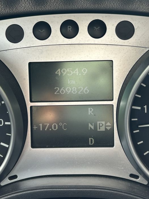 Mercedes ML320 cinzento