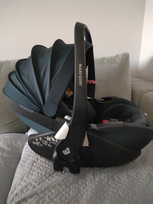 Cadeira de bebê e isofix.
