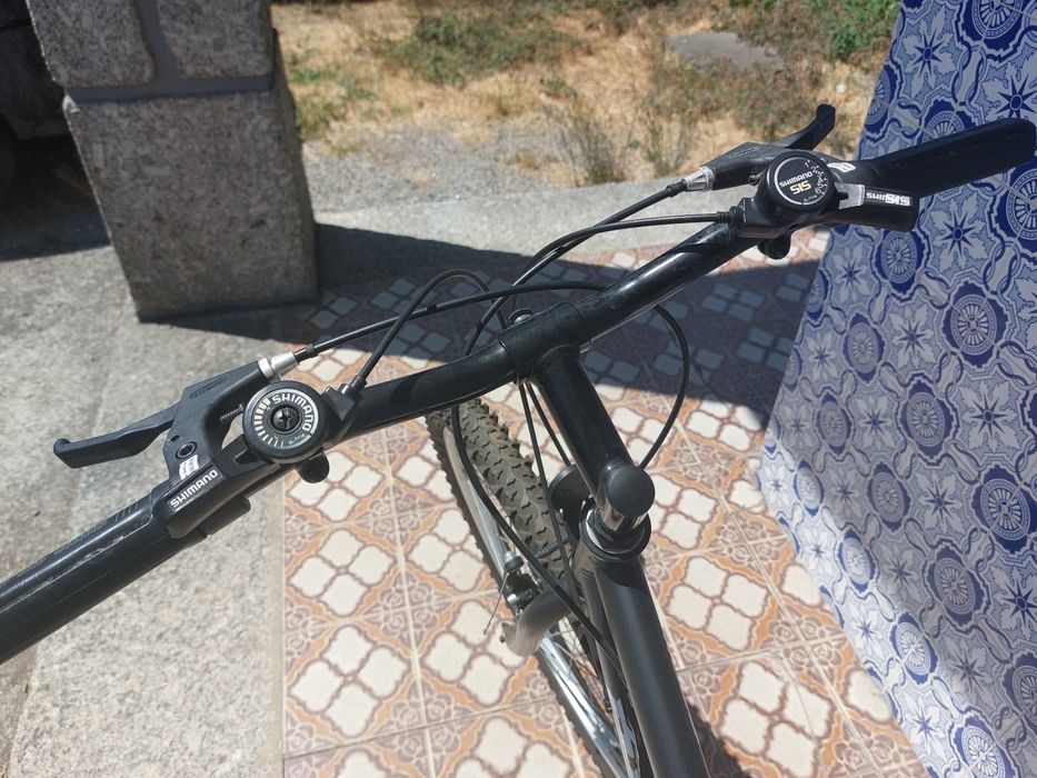 Bicicleta Shimano preta com mudanças, aro 26"