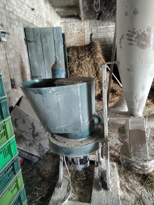 ПОДРІБНЮВАЧ  7,5 КВТ З ЦИКЛОНОМ Зернодробілка Корморізка