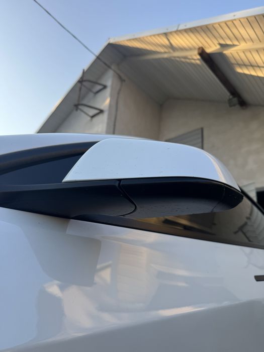 Ліве дзеркало Tesla model 3 з дефектом