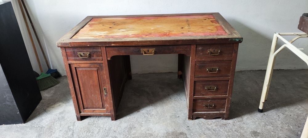 Secretaria antiga em madeira