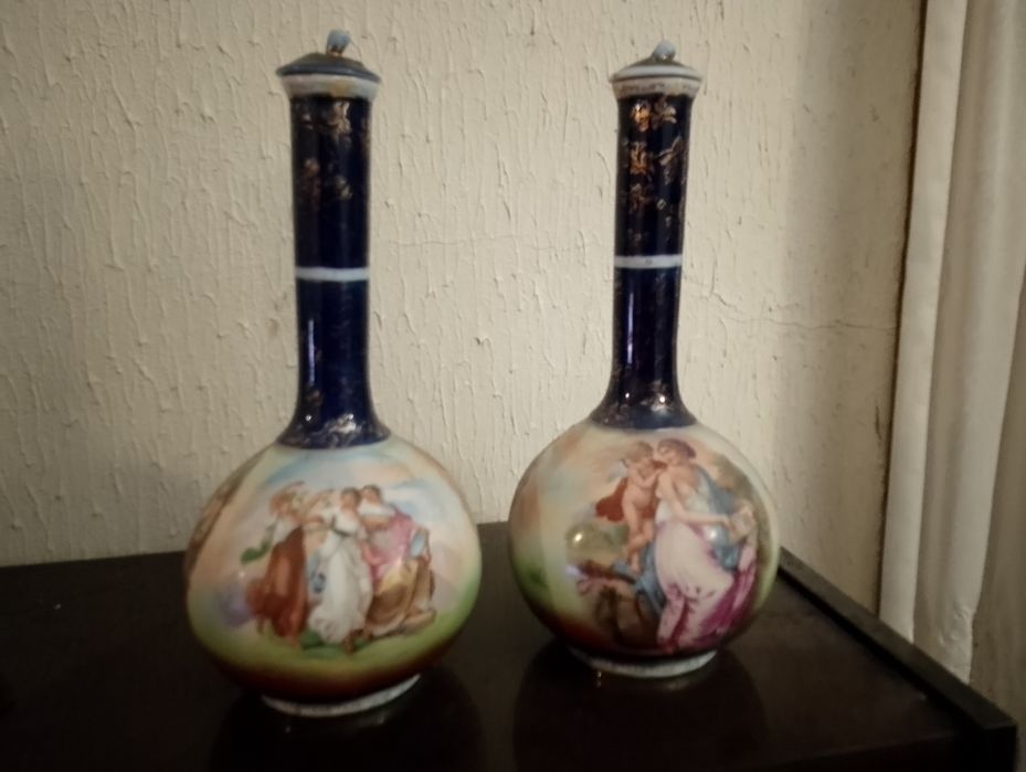 Duas jarras muito antigas em porcelana