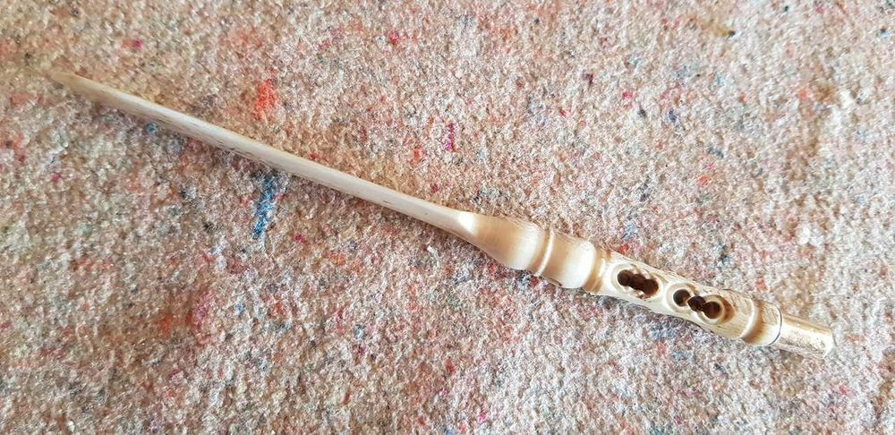 Aparo e corta papel esculpido em osso (imagens de Fátima)