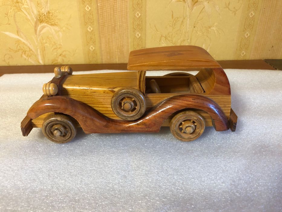 модель  ретро машини дерево