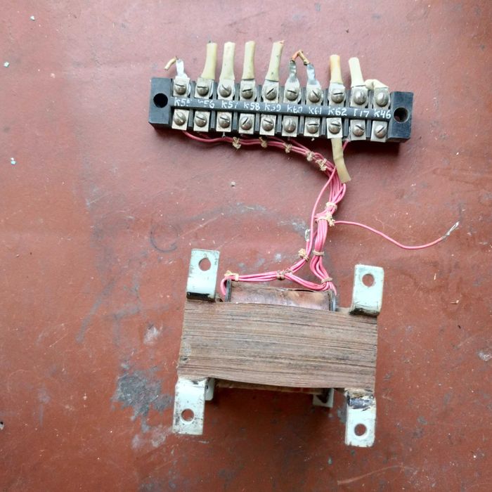 Трансформаторы маленькие, выключатель