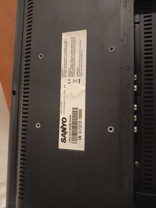 Aparelhagens e TVs e leitor de cassetes VHs e outro de DVD