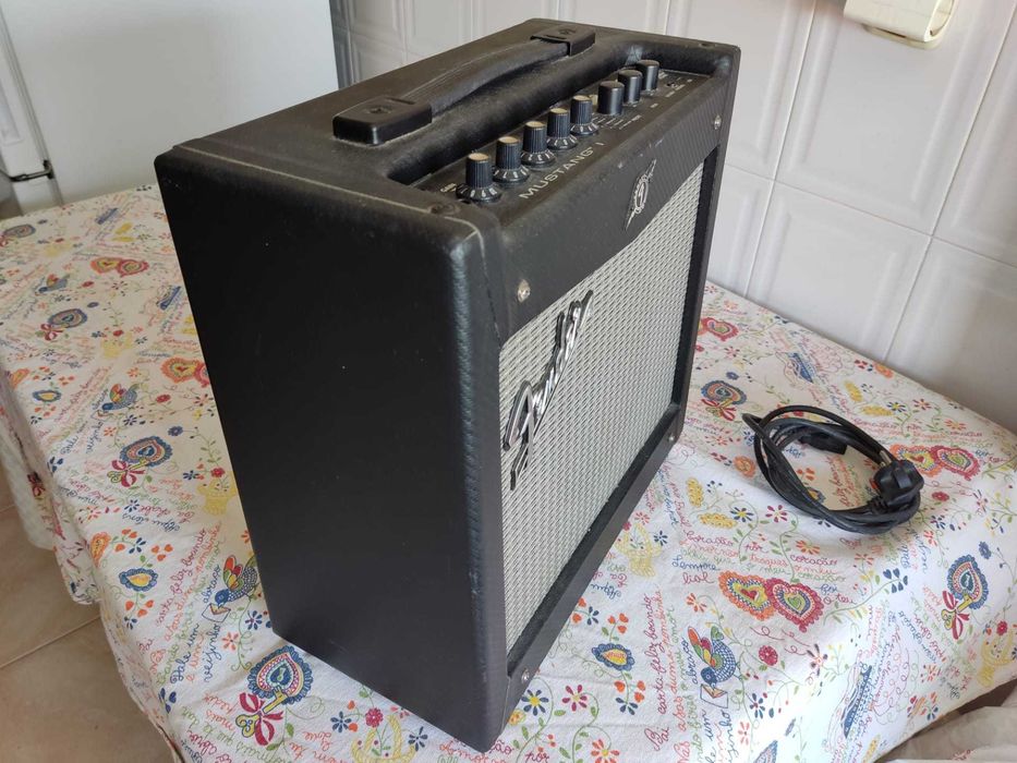 Amplificador de Guitarra - Fender Mustang