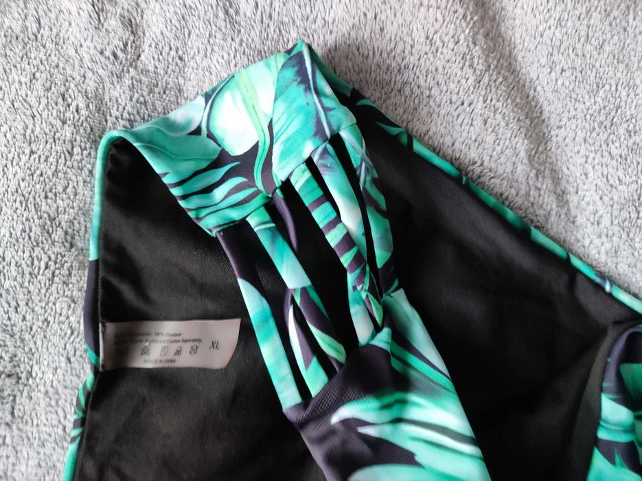 strój kąpielowy czarny w liście r XL fajny krój