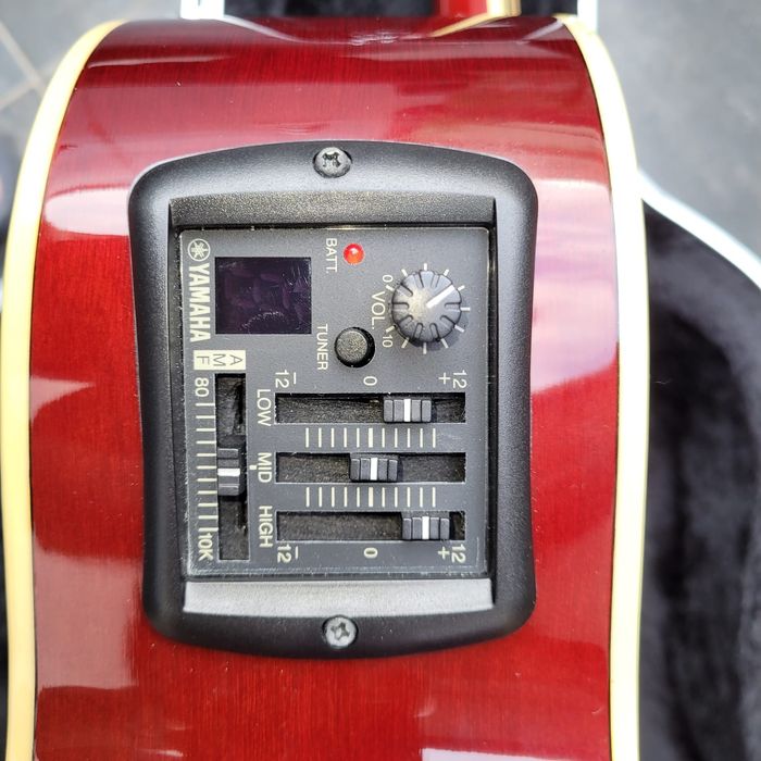 Guitarra Yamaha estimada com mala.