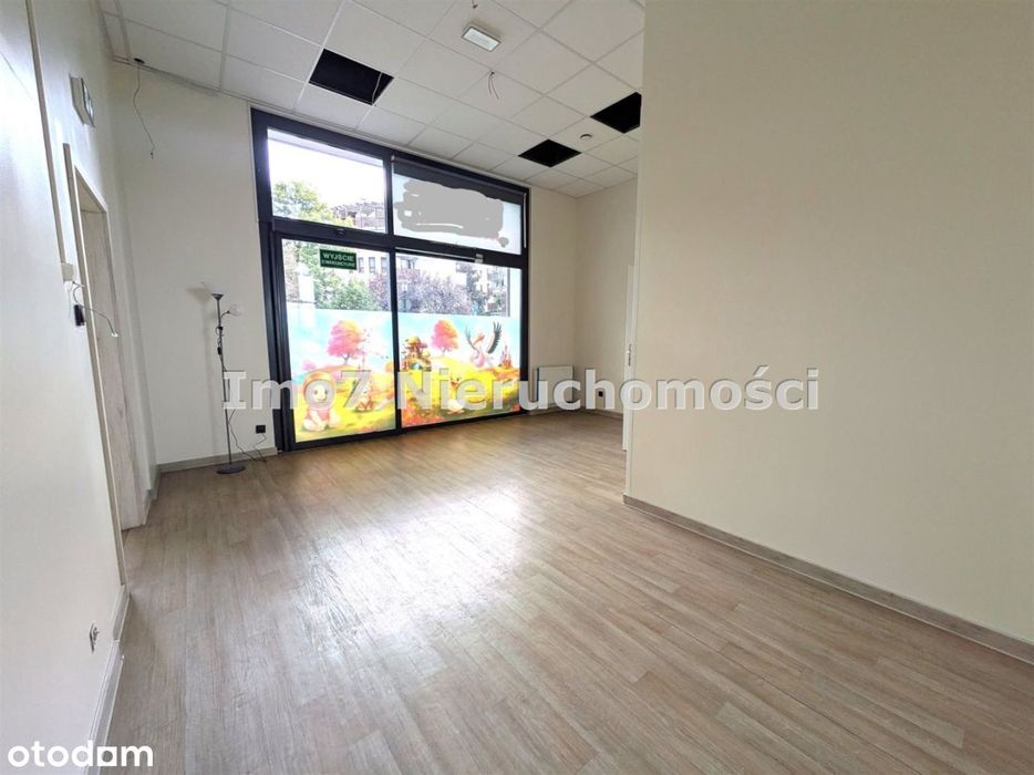 Lokal parterowy z dużą witryną