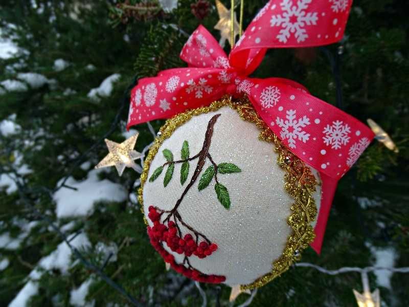 Bombka z ręcznie haftowaną jarzębiną. Naturalna, rustykalna