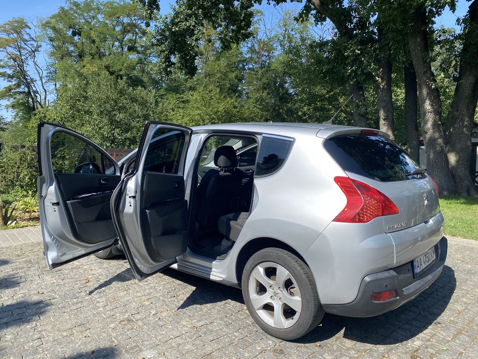 Peugiot 3008 автомобіль