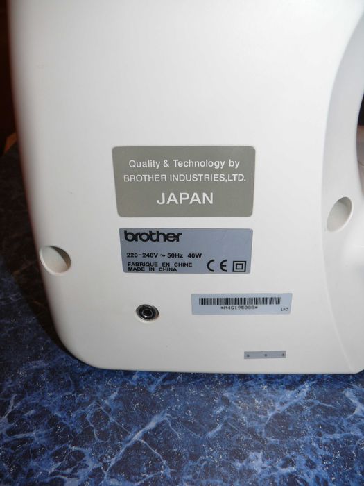Комп'ютерна швейно-вишивальна машина Brother RS-240 Computer