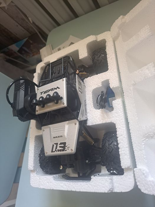 Auto jeep na pilot sterowany ładowany usb akumulator terenowy 4x4 nowy