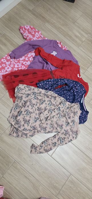 Zestaw ubrań dla dziewczynki 122-128 cm sukienki bluzki spódniczka