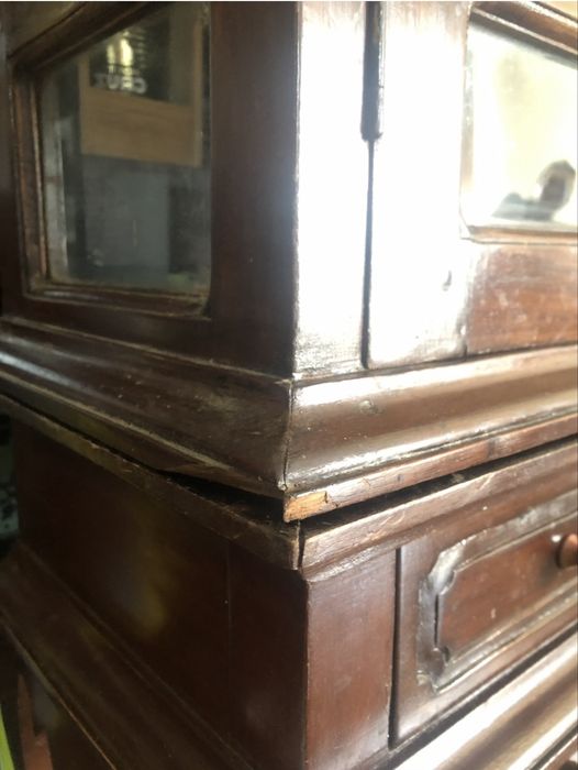 Móvel Antigo com Vitrine Totalmente Restaurado e Tratado