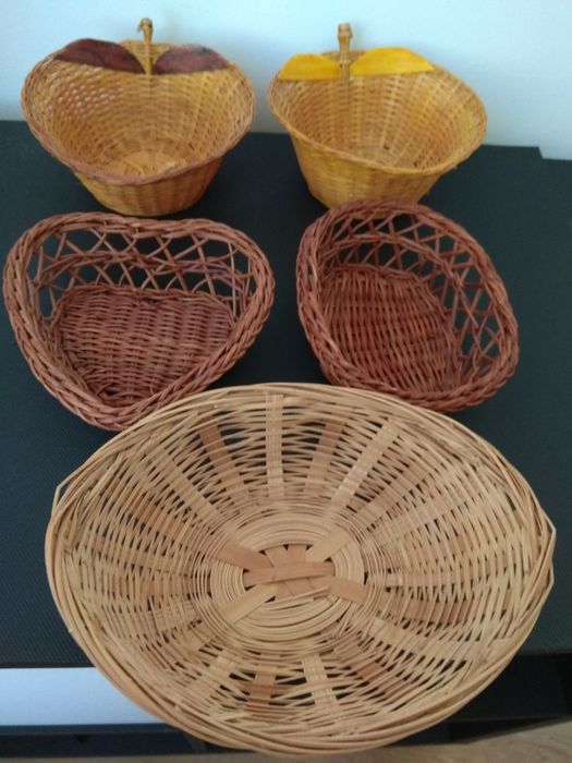 Cestas varias e tabuleiro em verga
