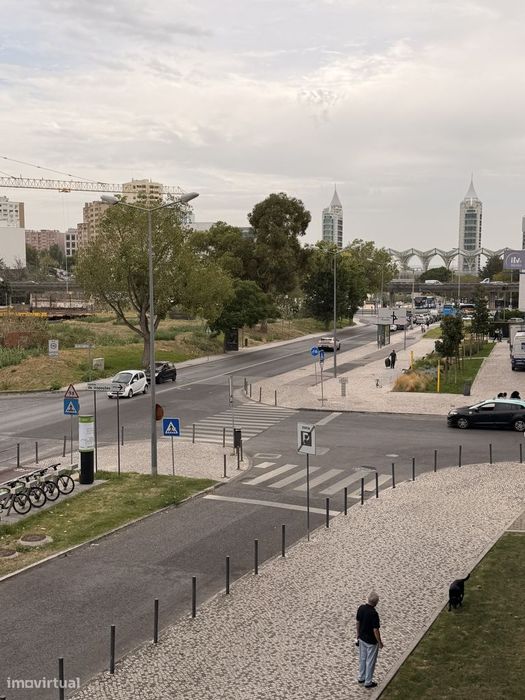 T1 moderno com varanda, elevador e ar condicionado